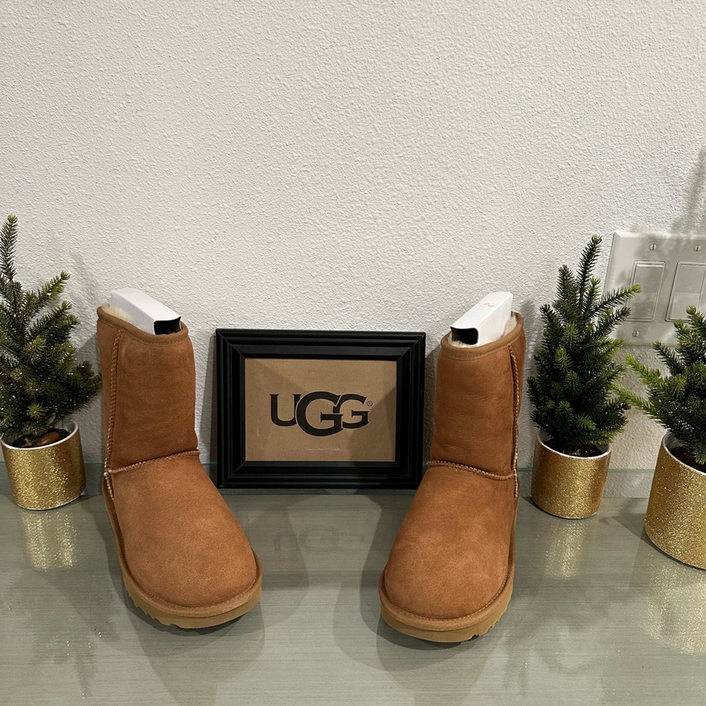New UGG Women’s Classic Short Boot II Size 10